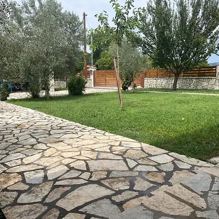 το πετρινο σπιτι του καστρη! με θεα τα μετεωρα *