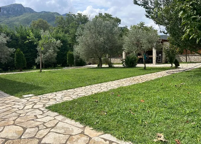 το πετρινο σπιτι του καστρη! με θεα τα μετεωρα *