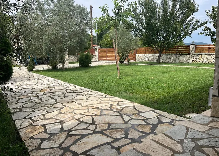 το πετρινο σπιτι του καστρη! με θεα τα μετεωρα *