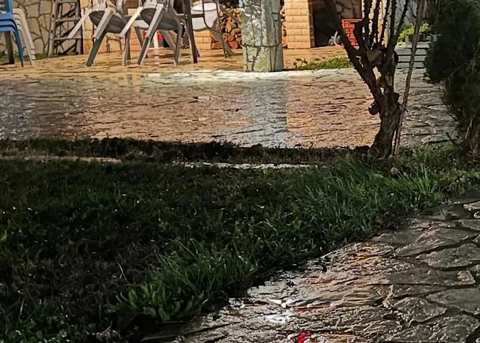 το πετρινο σπιτι του καστρη! με θεα τα μετεωρα Καλαμπάκα